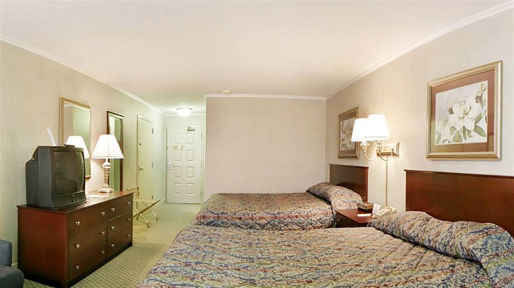 Red Roof Inn & Suites Lexington - Hamburg Bagian luar foto