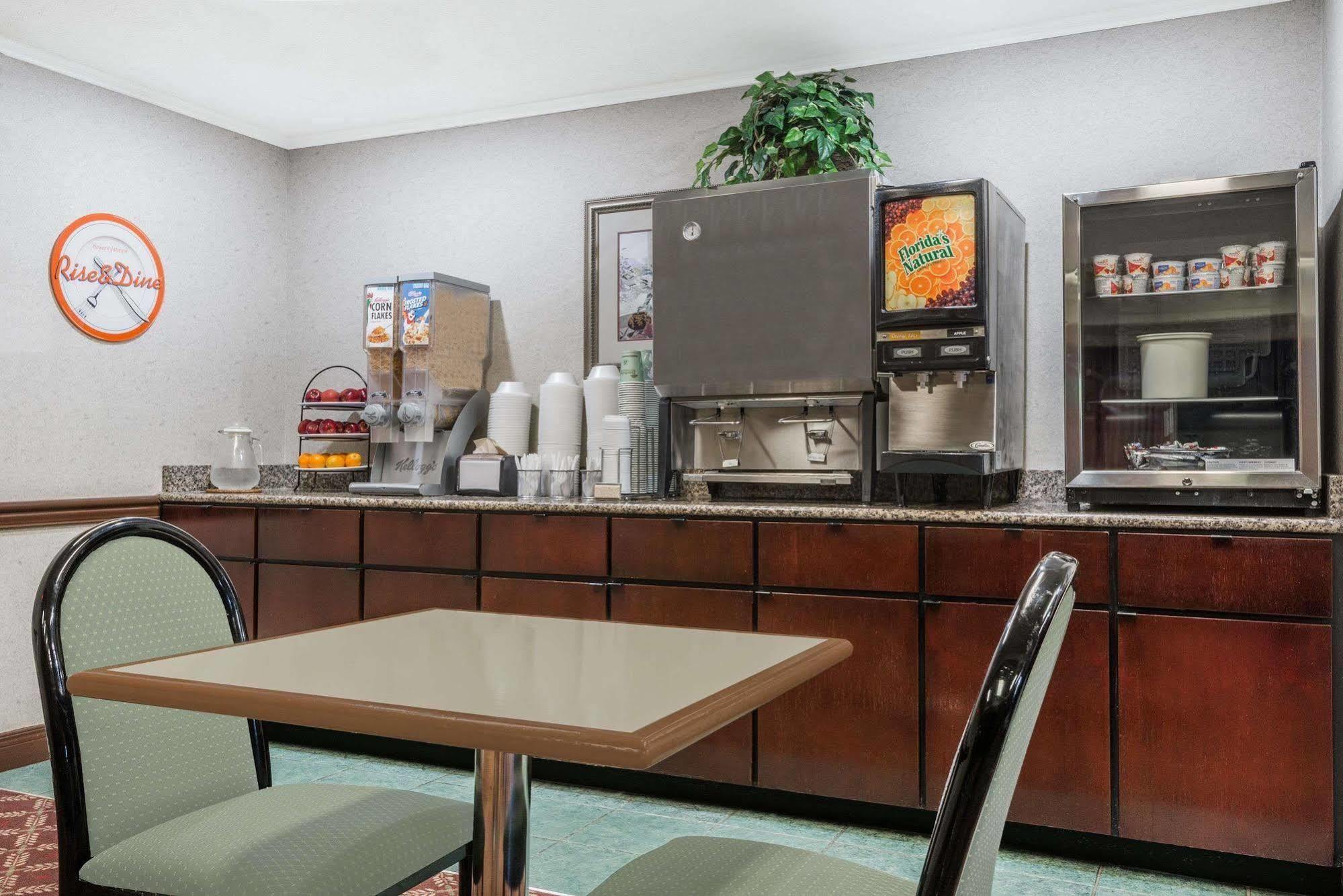 Red Roof Inn & Suites Lexington - Hamburg Bagian luar foto